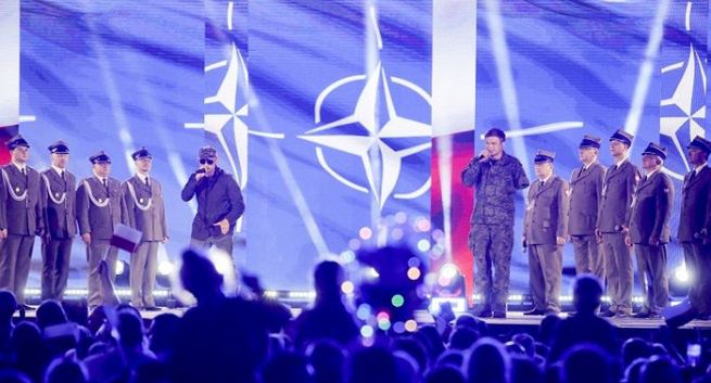 TVP1 liderem, TVP2 i TVN wyprzedziły Polsat. „Koncert piosenki wojskowej państw NATO” hitem