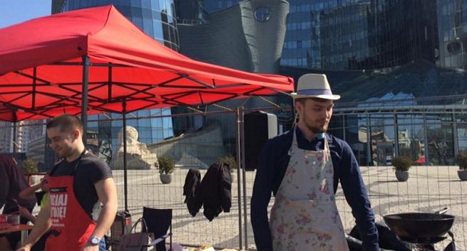 Gotowanie przed siedzibą Telewizji Polskiej przeciw rezygnacji z programów Roberta Makłowicza (wideo)