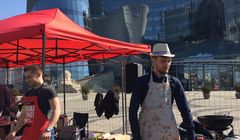 Gotowanie przed siedzibą Telewizji Polskiej przeciw rezygnacji z programów Roberta Makłowicza (wideo)