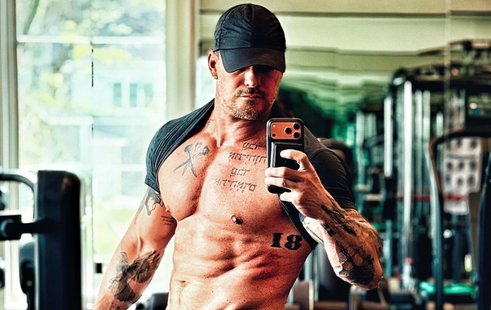 Hollywoodzki twardziel w formie życia. Pokazał zdjęcie z siłowni