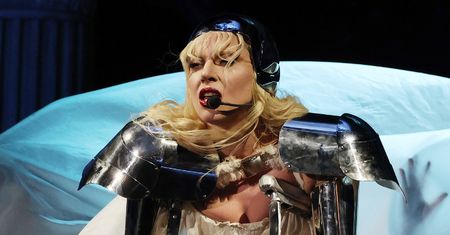 Lady Gaga ODWOŁAŁA W OSTATNIEJ CHWILI koncert w Miami: "Mam nadzieję, że mi wybaczycie". Fani czekali już pod sceną...