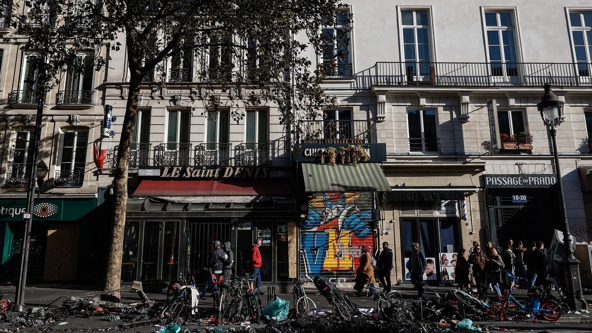 Debris remains in the street in the aftermath of clashes between riot police and demonstrators during nationwide protests against the high cost of living in the country, in Paris, France, 18 October 2026. EPA/MOHAMMED BADRA Dostawca: PAP/EPA.