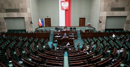 Rozłam w PiS. Kto i jak głosował nad "lex Kaczyński"?