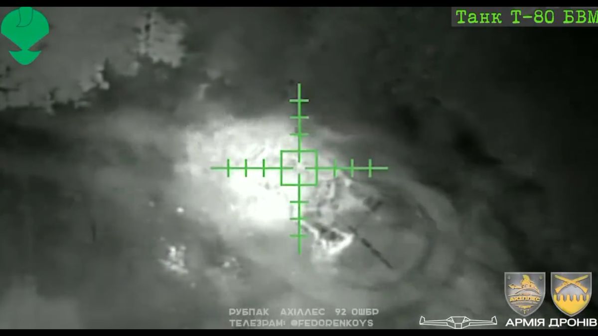 Czołg trafiony przez pocisk moździerzowy zrzucony z drona