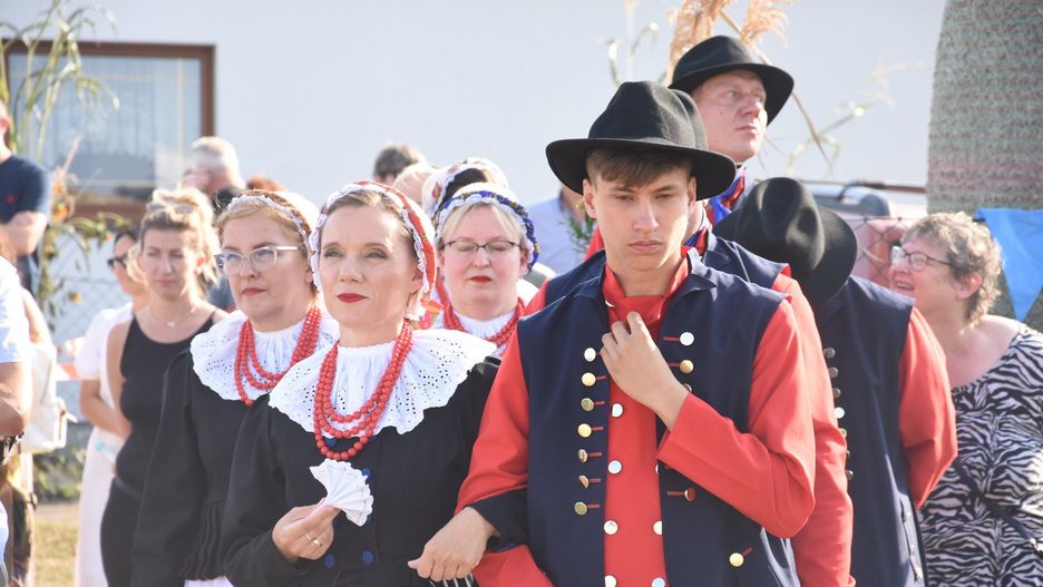 Święto Plonów w gminie Dolsk. Podczas dożynek w Kotowie podziękowano za tegoroczne plony i podzielono chleb [film, zdjęcia]