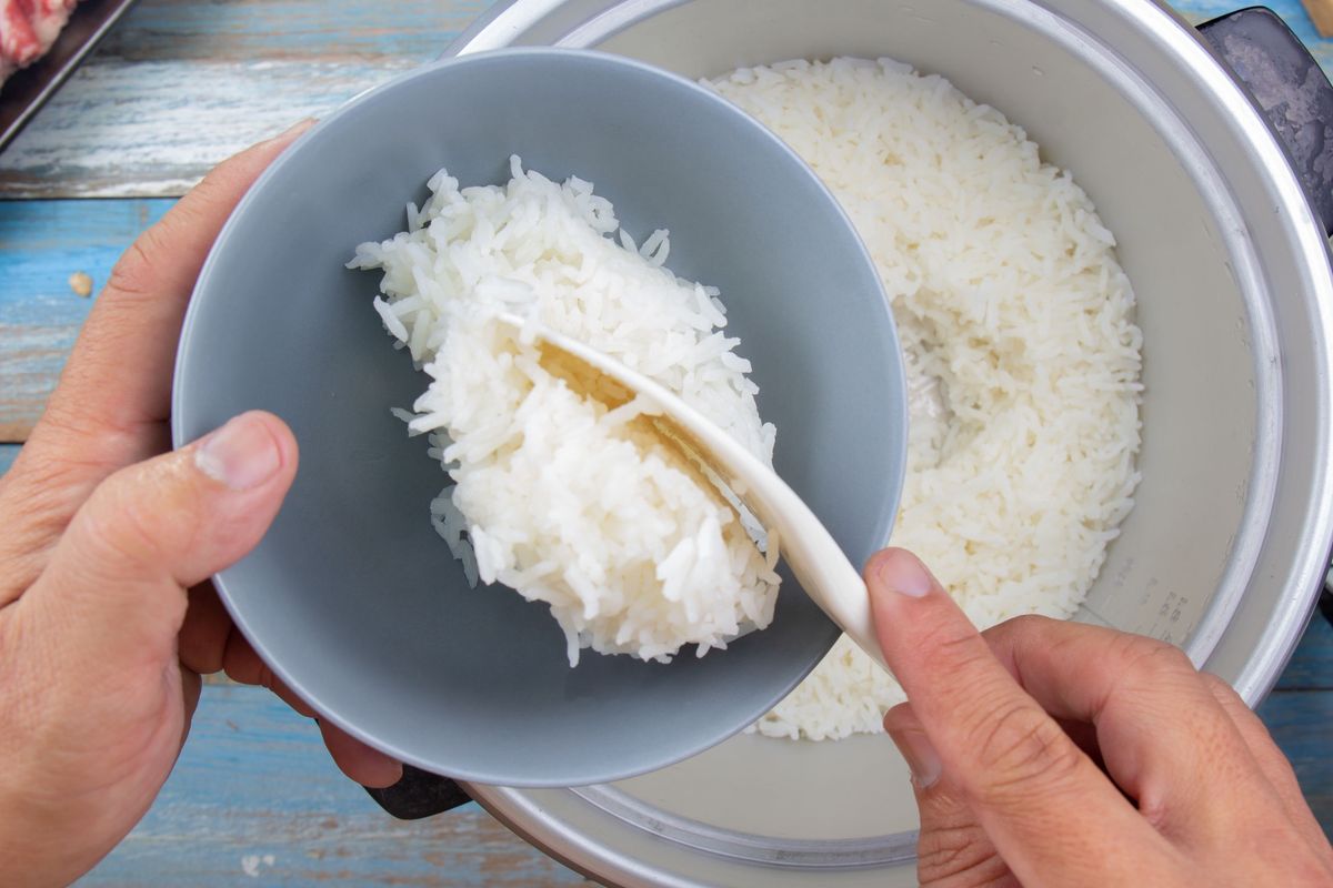 Aby ryż po ugotowaniu się nie kleił, należy go najpierw dobrze wypłukać