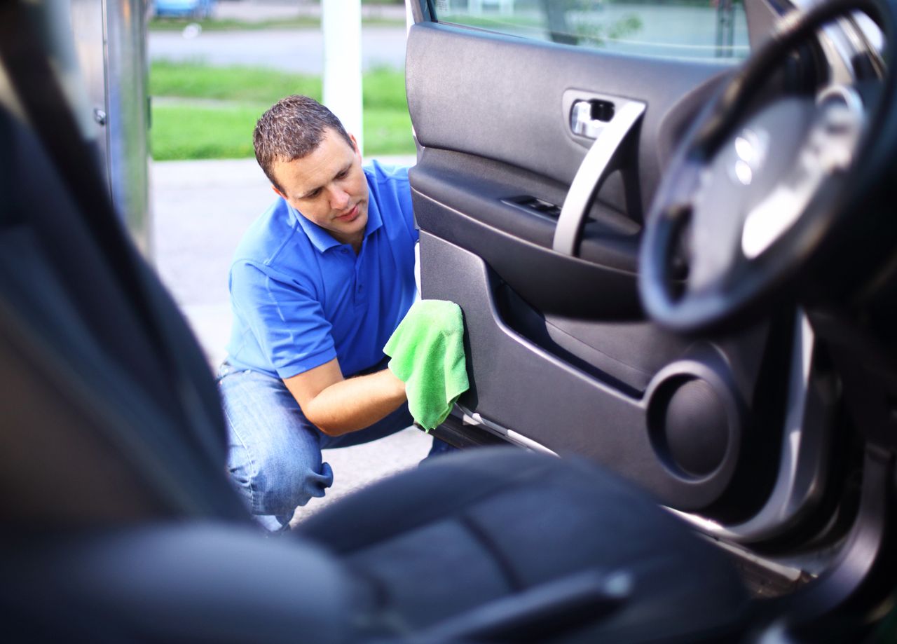 Jak wyczyścić plastiki w samochodzie? O tym musisz pamiętać