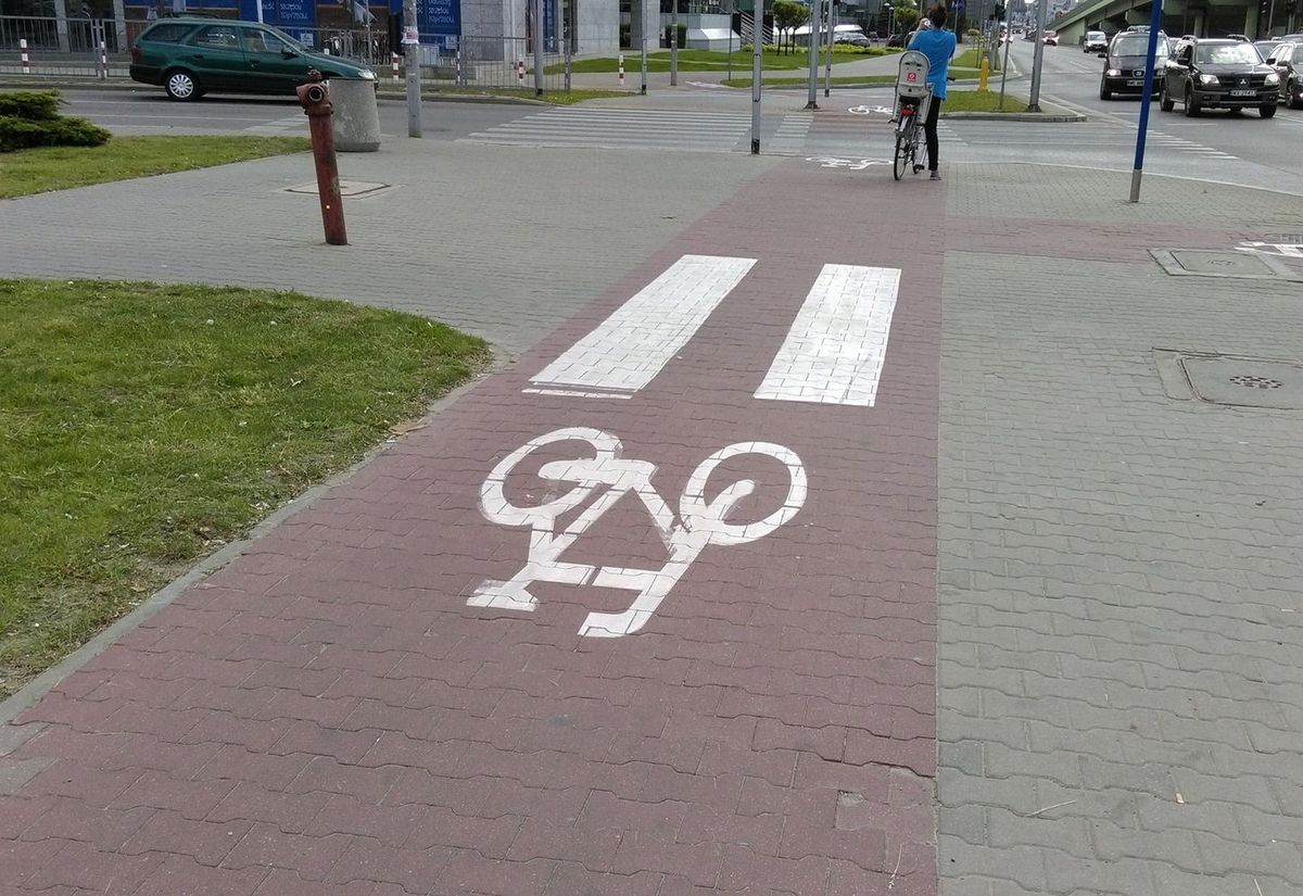 Drodzy rowerzyści: to pieszy ma pierwszeństwo na przejściu dla pieszych [LIST]