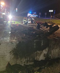 Koszmar w Rybniku. Samochód wbił się w betonowy cokół pod wieżę Eiffla