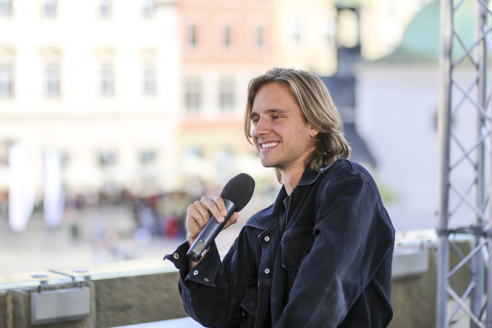 Dzień Ojca. Maciej Musiał pozuje z tatą. Nie wszyscy wiedzą, kim jest - Vimarsana News