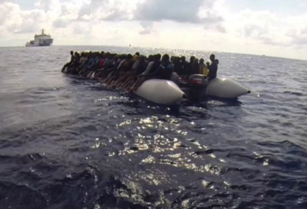 Włoska straż przybrzeżna i marynarka uratowały tysiące migrantów