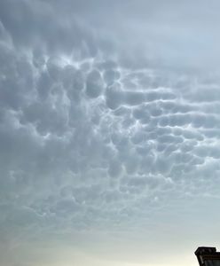 Chmury mammatus. Niezwykłe zjawisko na niebie w Warszawie. Zwiastują jedno. Zobacz zdjęcia