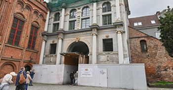 Inspekcja Złotej Bramy. Zarządzono usunięcie szpetnego płotu