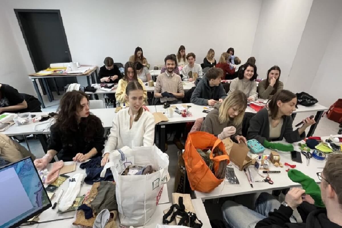 Studenci przygotowują maskotki dla pacjentów USD
