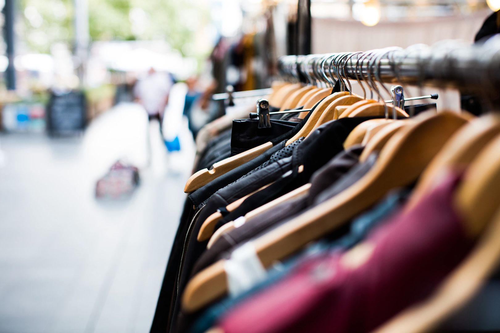 Moda z drugiej ręki. Dlaczego warto wybierać ubrania z second-handów?