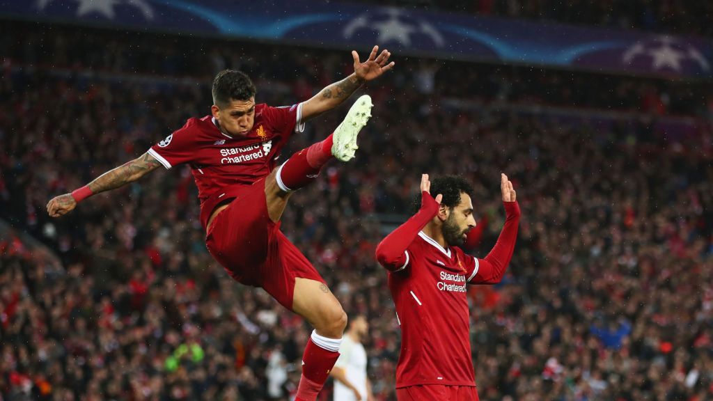 Radość piłkarzy Liverpoolu po zdobyciu gola - od lewej Roberto Firmino i Mohamed Salah