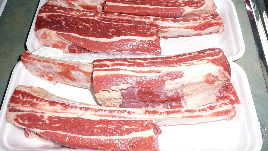 Surowe żeberka wołowe całe (mięso i tłuszcz)