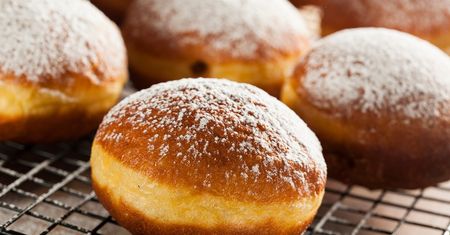 Pączki parzone z PRL-u. Przepis mistrza cukiernictwa na puszyste i lekkie pączki