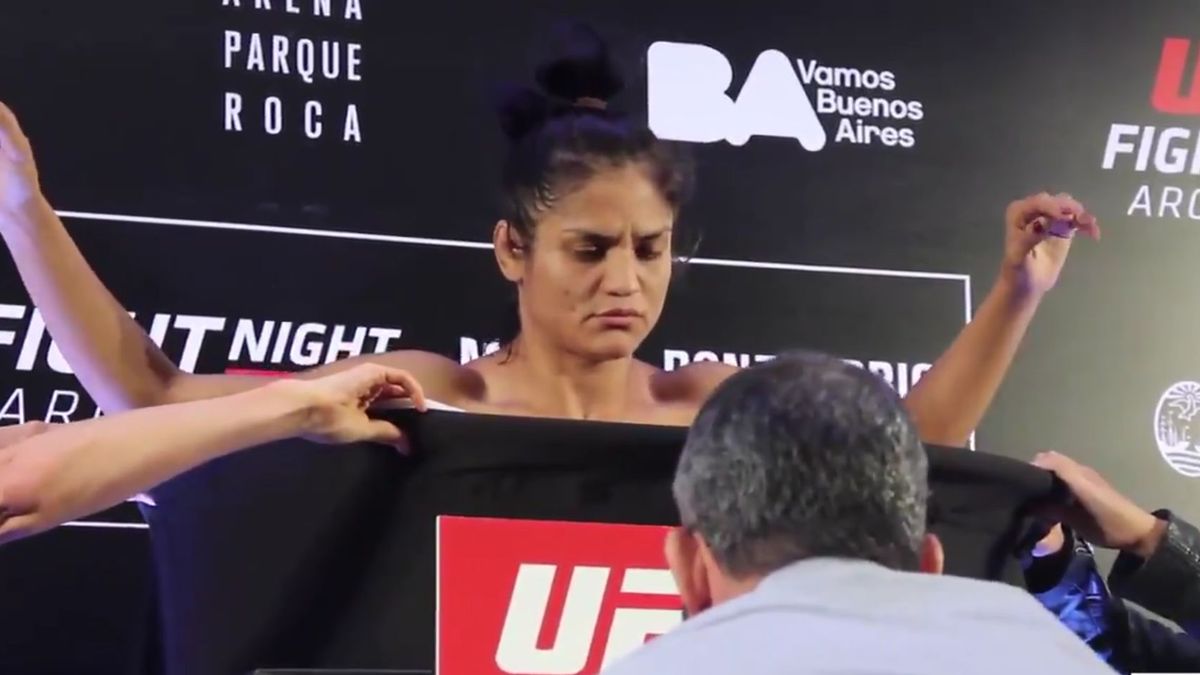 Materiały prasowe / Twitter/MMAFighting.com / Na zdjęciu: Cynthia Calvillo na ważeniu przed UFC Fight Night 140 Argentina