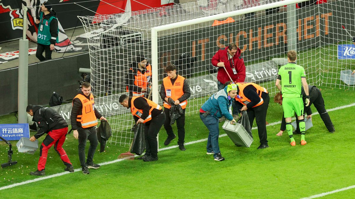 Getty Images / Marco Steinbrenner/DeFodi Images / Na zdjęciu: służby techniczne, które sprzątają przedmioty rzucone przez kibiców na meczu Bayer 04 Leverkusen - Bayern Monachium