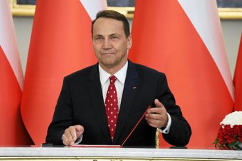 Minister Sikorski do tablicy. Polacy wystawili ocenę