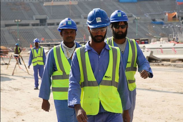 Pracownicy przy budowie Lusail Stadium w Katarze (Getty Images/Matthew Ashton - AMA)
