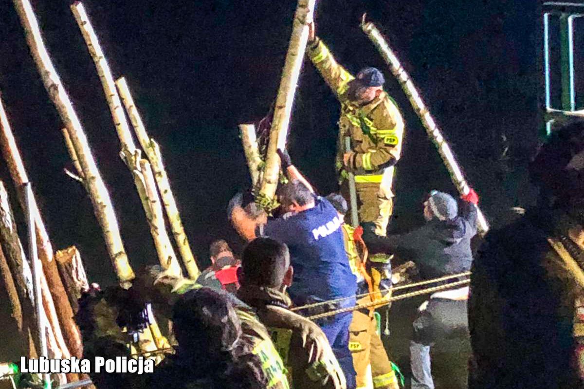 Nocna walka policji i innych służb na naprawie uszkodzonej śluzy. W akcji brały udział śmigłowce.