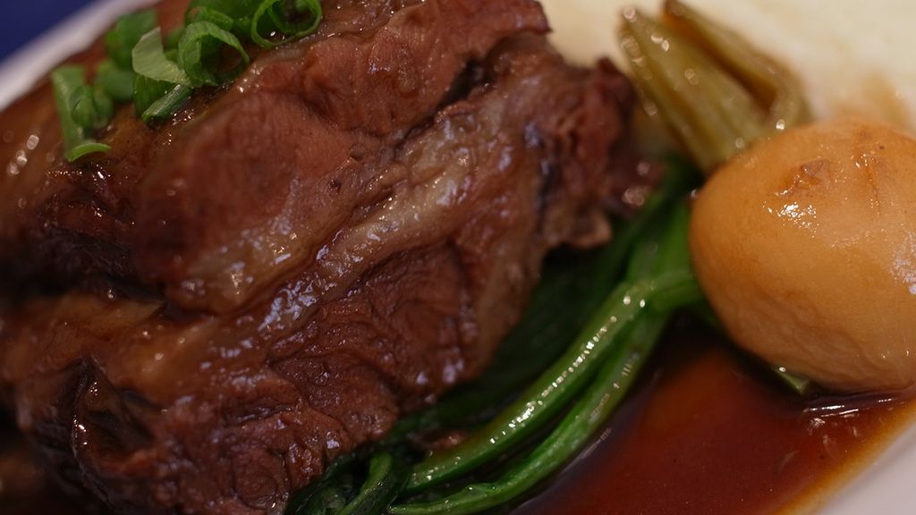 Pieczone w całości żeberka wołowe (mięso i tłuszcz)