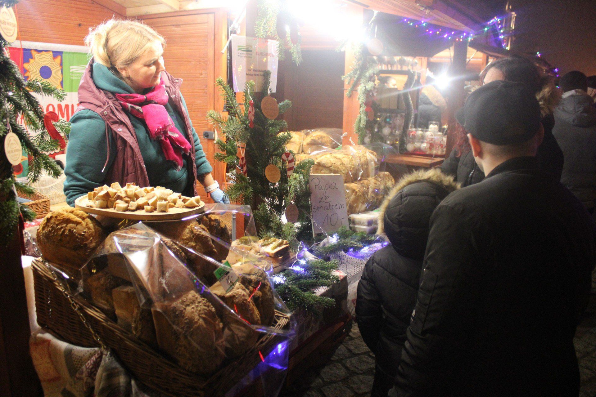 Jarmark świąteczny w Gnieźnie oficjalnie otwarty! Na Rynku rozbłysła żywa choinka