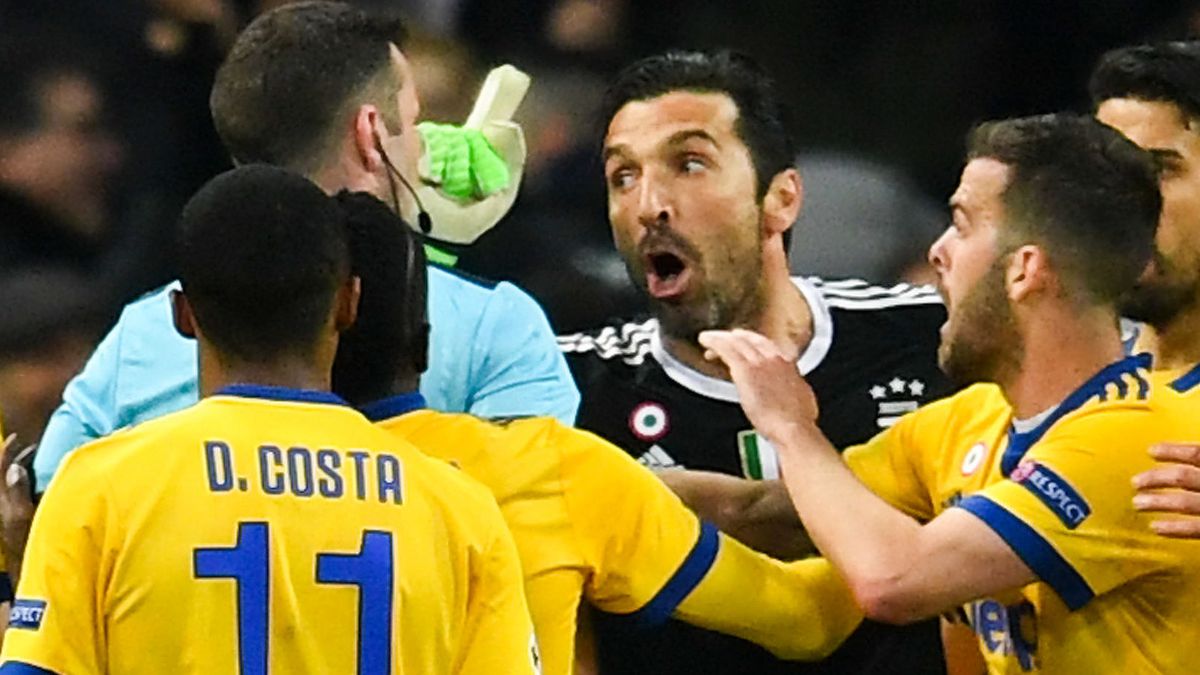 Zdjęcie okładkowe artykułu: Getty Images / David Ramos  / Na zdjęciu: Wściekły Gianluigi Buffon wygraża sędziemu 