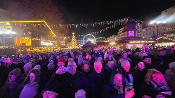 Poznań: Jubileuszowe Betlejem Poznańskie rozświetliło Plac Wolności