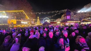 Poznań: Jubileuszowe Betlejem Poznańskie rozświetliło Plac Wolności
