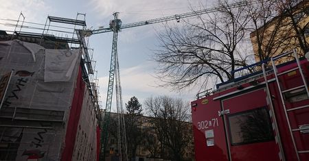 Lublin: Operator dźwigu zasłabł w kabinie na wysokości 40 metrów, ściągnęli go strażacy