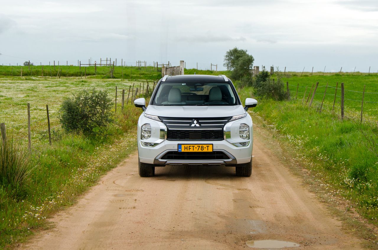 Mitsubishi Outlander PHEV (2025)