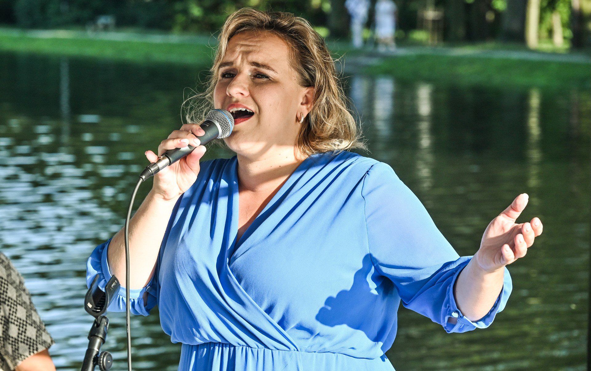 W sobotę, 9 sierpnia, na wodnej scenie przy Bulwarze Sebastiana Malinowskiego (skwer przy ul. Staroszkolnej) Agata Walczak zaprezentowała &#34;Wieczór na Broadwayu&#34;.
