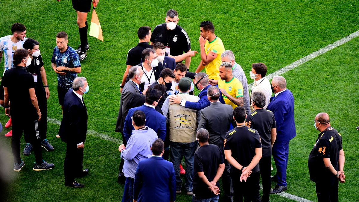 Policja i Sanepid wkroczyły na murawę podczas meczu Brazylia - Argentyna