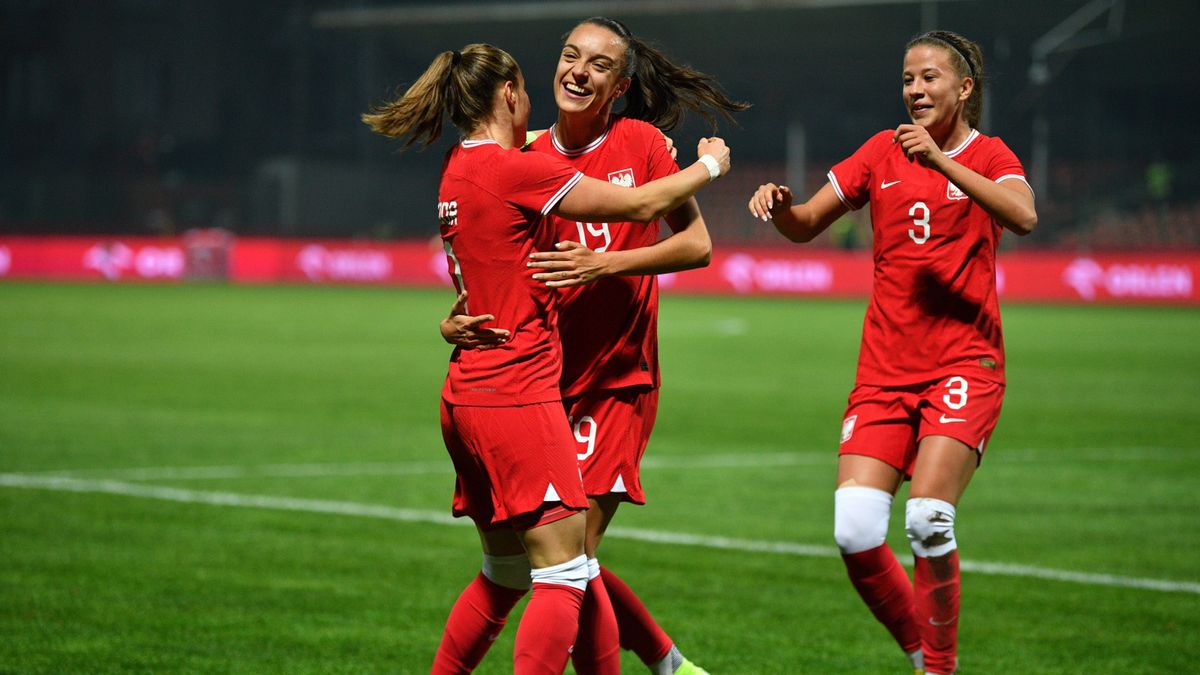 PAP / Piotr Polak / Na zdjęciu: piłkarki reprezentacji Polski. Od lewej: Ewa Pajor, Natalia Padilla-Bidas i Natalia Wróbel