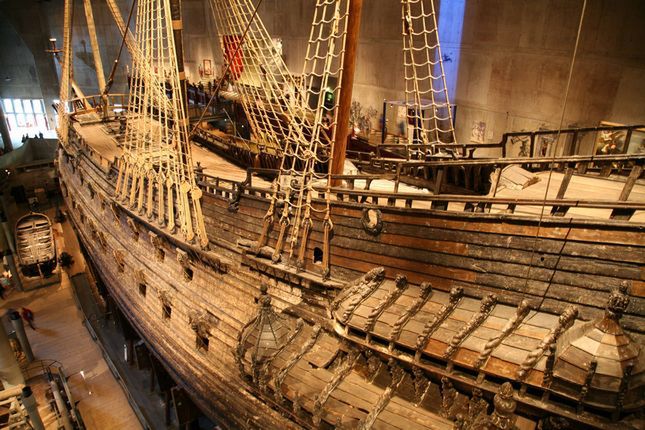 Wydobyty z dna okręt Vasa w szwedzkim muzeum