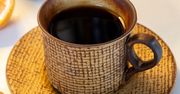 Ta kawa była hitem 50 lat temu. Dziś zapomnieliśmy, a sprawia, że jelita pracują jak w zegarku