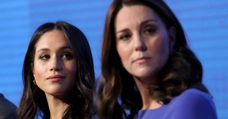 Meghan Markle na STARYM ZDJĘCIU pozuje z gazetą z Kate Middleton NA OKŁADCE! "Prawda nareszcie wychodzi na jaw" (FOTO)