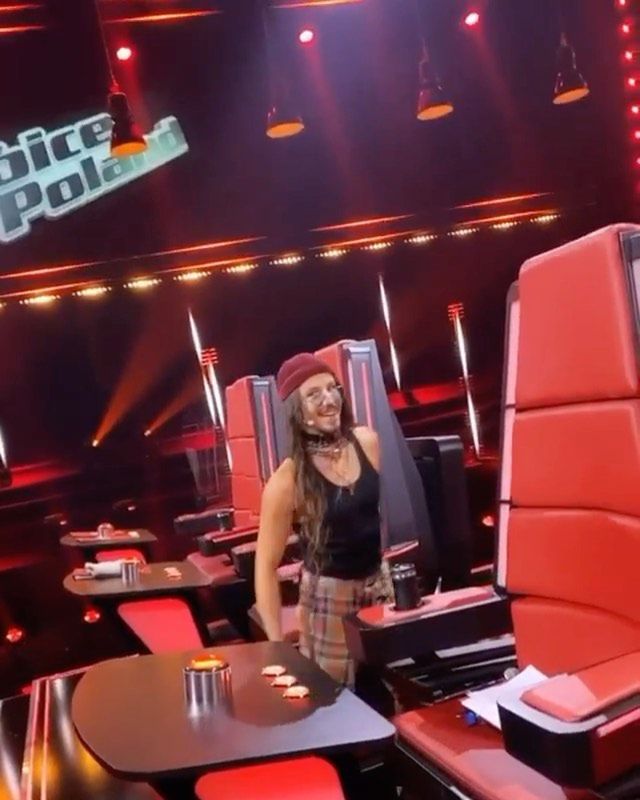 Michal Szpak tańczy do Lime na planie The Voice