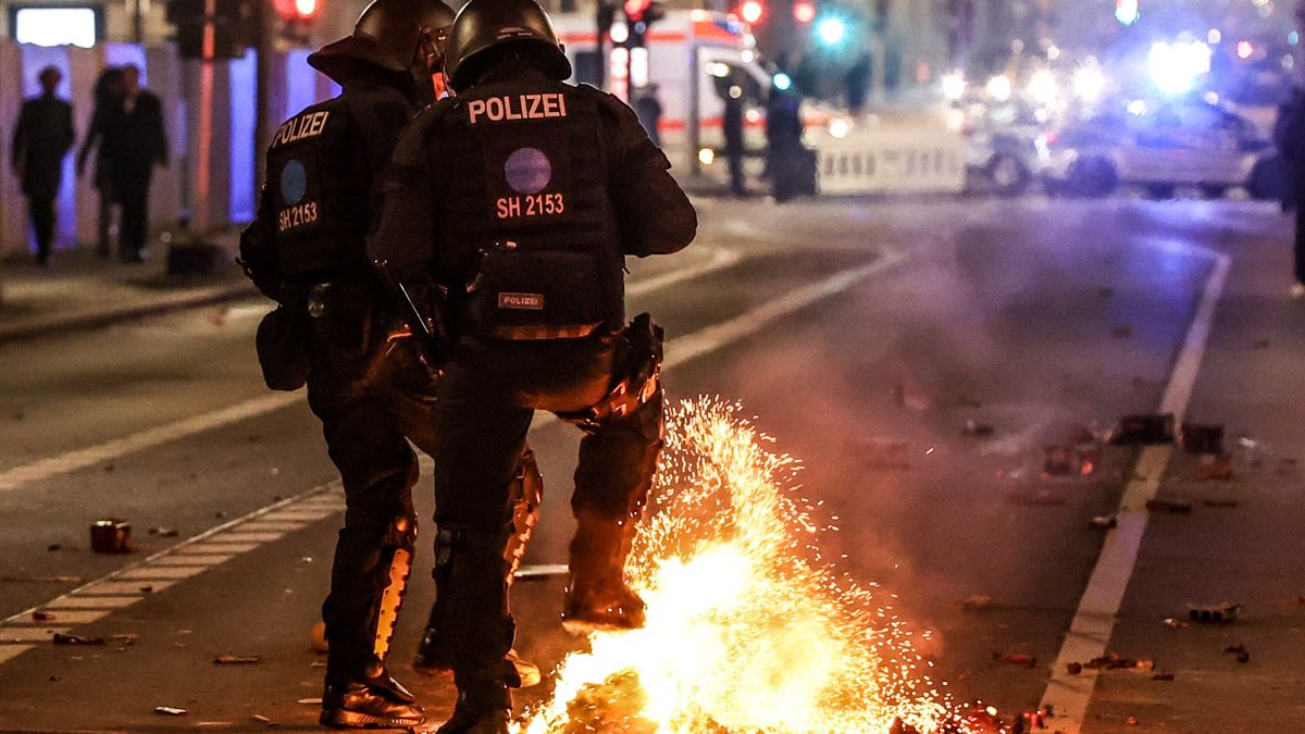 Riot police officers attempt to put out the flames from an exploded pyrotechnic during the New Year's celebrations in Berlin, Germany, 01 January 2025. EPA/FILIP SINGER Dostawca: PAP/EPA.