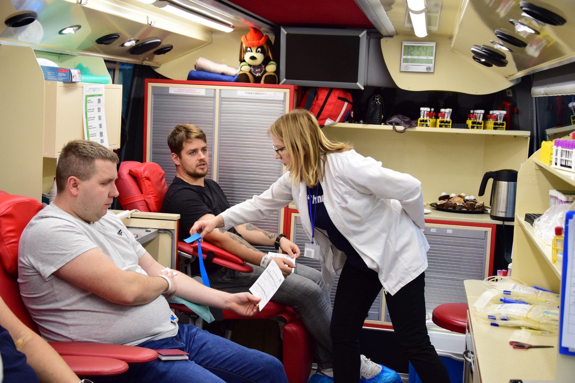 Mikołajkowa akcja 2025 - krwiodawcy na rynku w Żninie