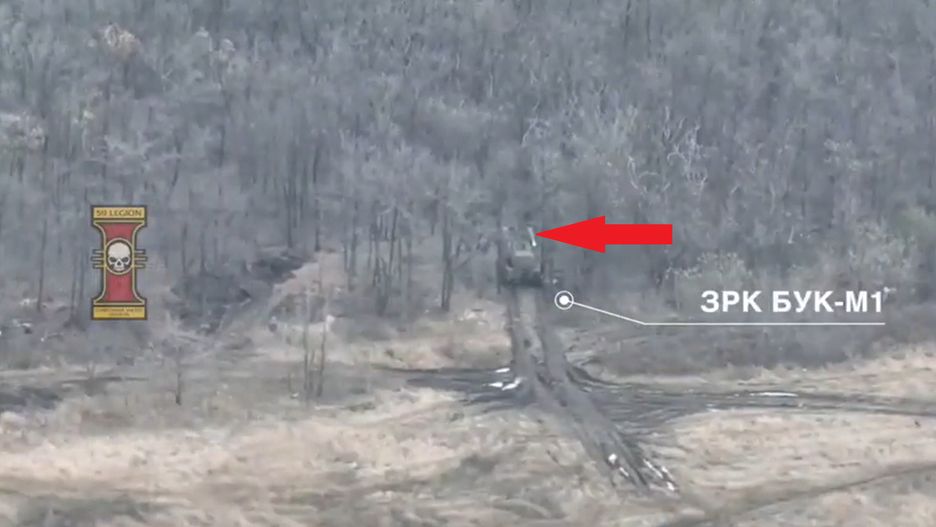Rosyjska wyrzutnia Buk-M1 moment przed trafieniem przez rakietę GMLRS. 