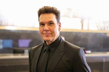 Brat znanego komika ukradł mu 12 mln dolarów. Pieniądze chował w słoikach