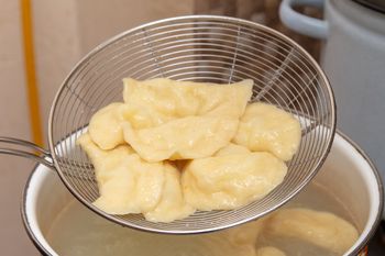 Babcia Hela dodaje 3 łyżki do ciasta na pierogi. Wychodzi mięciutkie i nie pęka w czasie gotowania