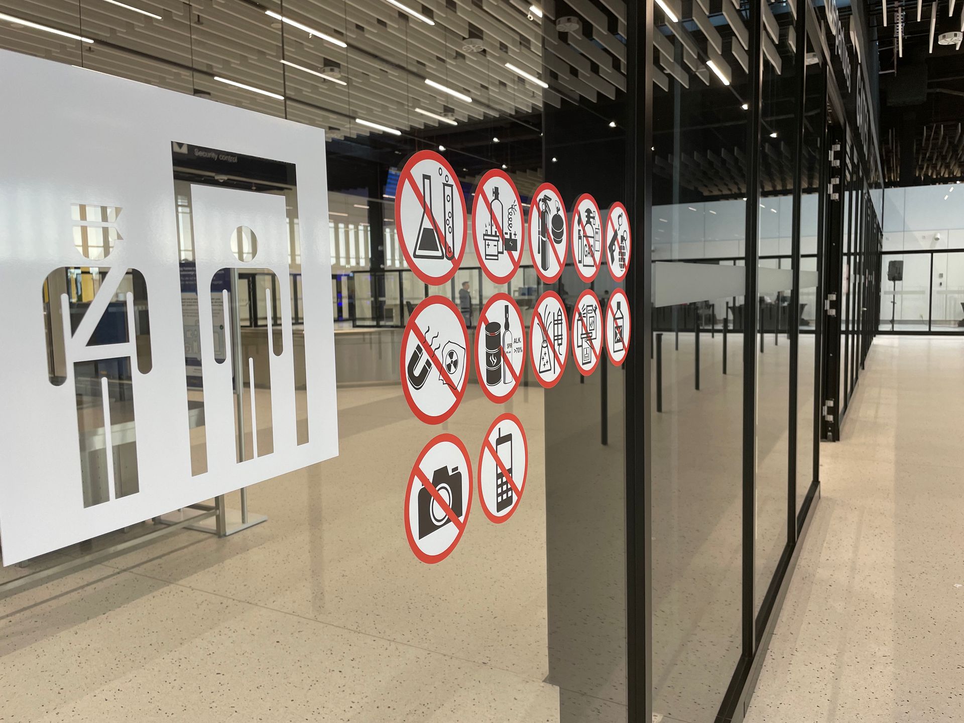 W strefie kontroli bezpieczeństwa za tą przegrodą nie można robić zdjęć