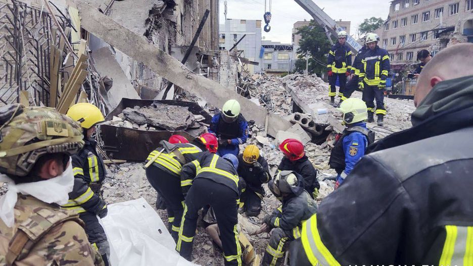 Szcz?tki z ?odzi podwodnej Titan
In this photo provided by the National Police of Ukraine, emergency services work near to the RIA Pizza restaurant destroyed by a Russian attack in Kramatorsk, Ukraine, Wednesday, June 28, 2023. (National Police of Ukraine via AP)
National Police of Ukraine