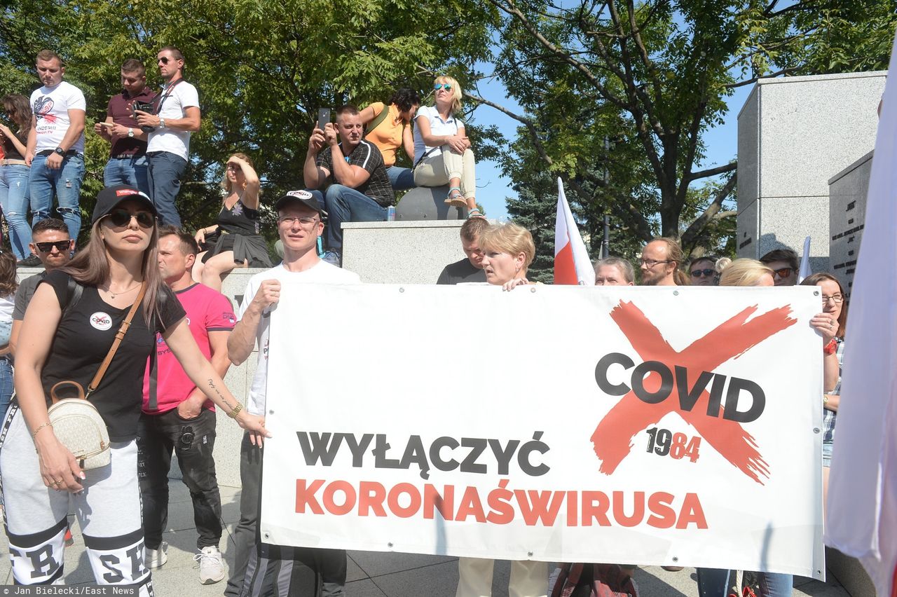 Koronawirus. "Zakończyć plandemię!" w Warszawie protest przeciwko obostrzeniom dotyczącym koronawirusa