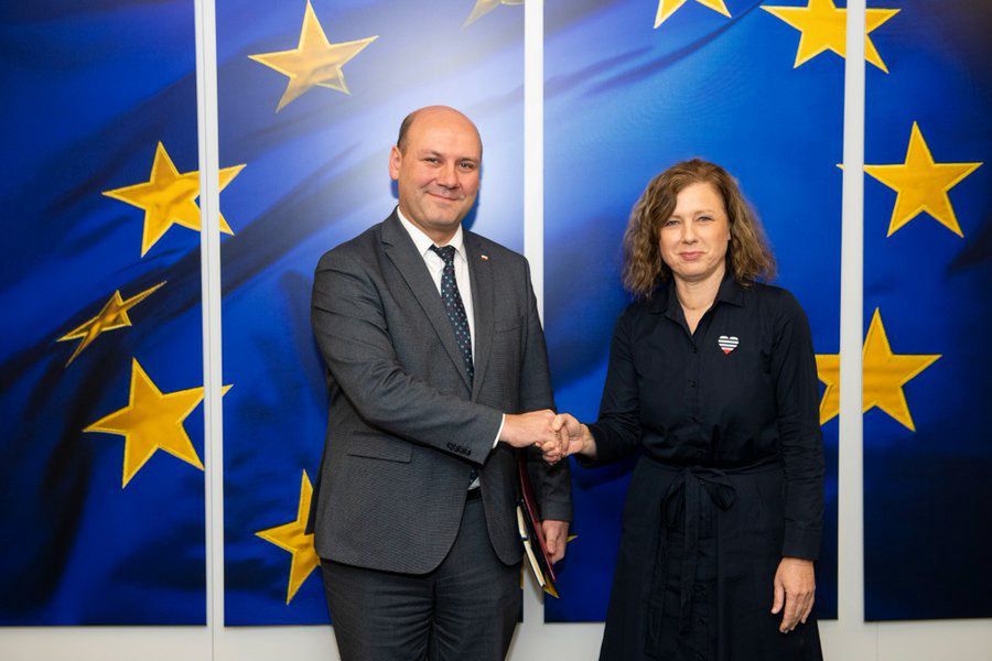 wiceszefowa Komisji Europejskiej Viera Jourova rozmawiała z ministrem Szynkowskim o sądownictwie